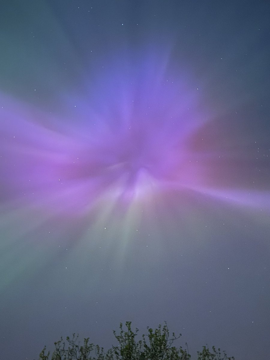 Kate_Lynsdale's tweet photo. How is this over my house 😲🌌 unbelievable 😍 https://t.co/tD6MankY0a