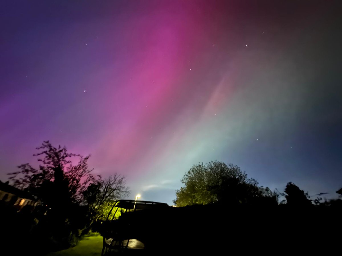 metdesk's tweet photo. A collection of images taken by our forecasters here at Metdesk! A sensational display!
#aurora #northernlights https://t.co/rxCgUFQk0G