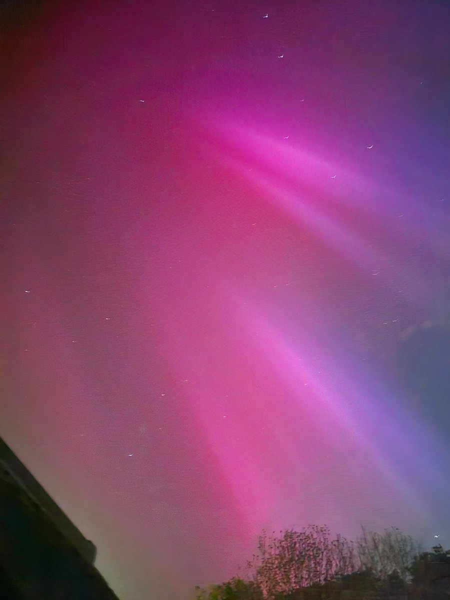 metdesk's tweet photo. A collection of images taken by our forecasters here at Metdesk! A sensational display!
#aurora #northernlights https://t.co/rxCgUFQk0G