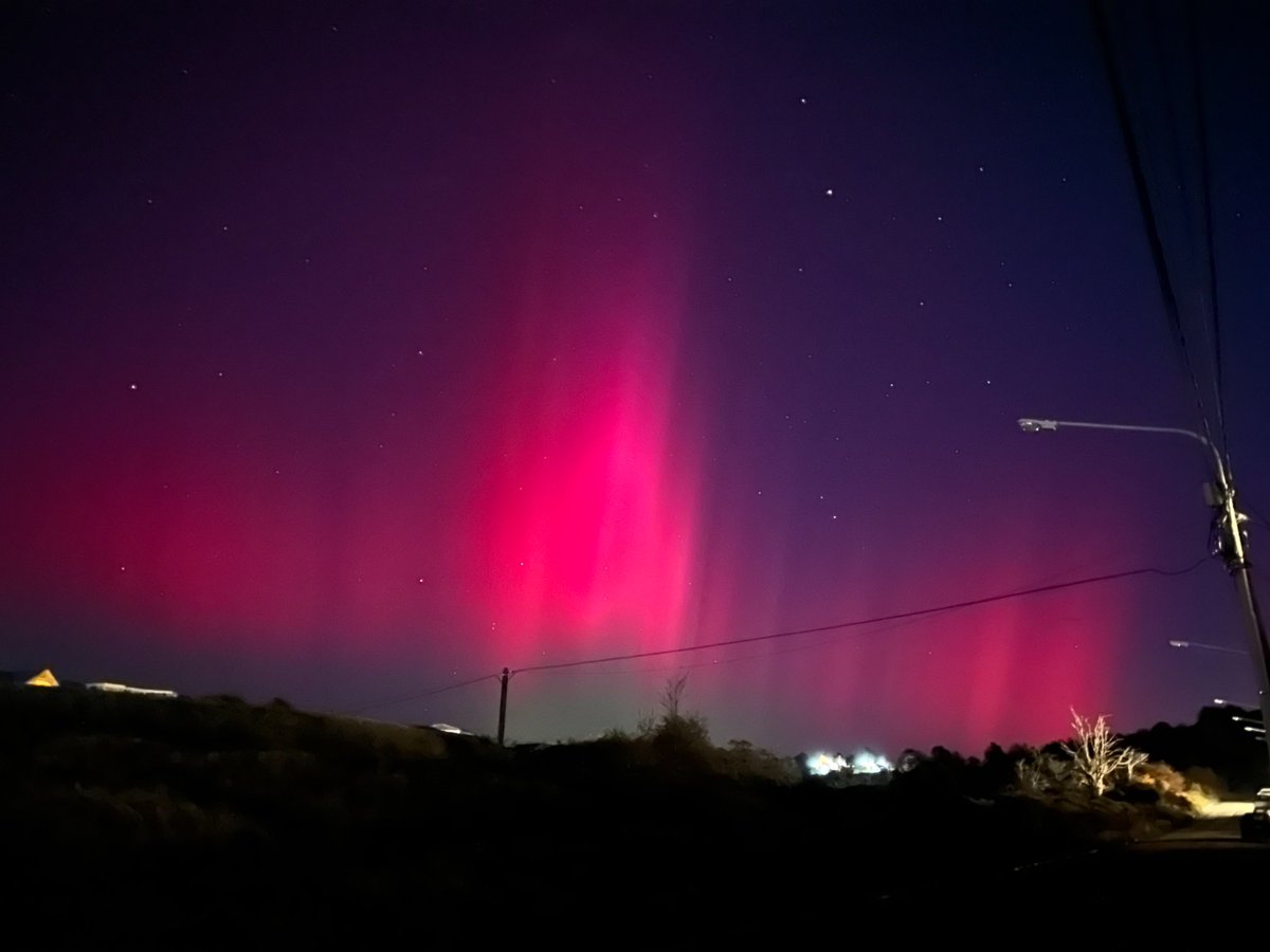 🤯🇦🇷 En estos momentos se registran AURORAS en Ushuaia (Tierra del Fuego), debido a una gran tormenta solar que es la mas intensa de las ultimas de las ultimas décadas.
