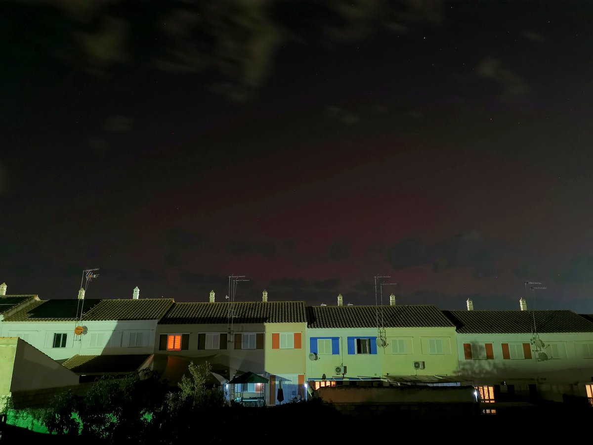 El resplandor de la aurora boreal desde Huévar del Aljarafe (Sevilla) #Auroraborealis #aurora