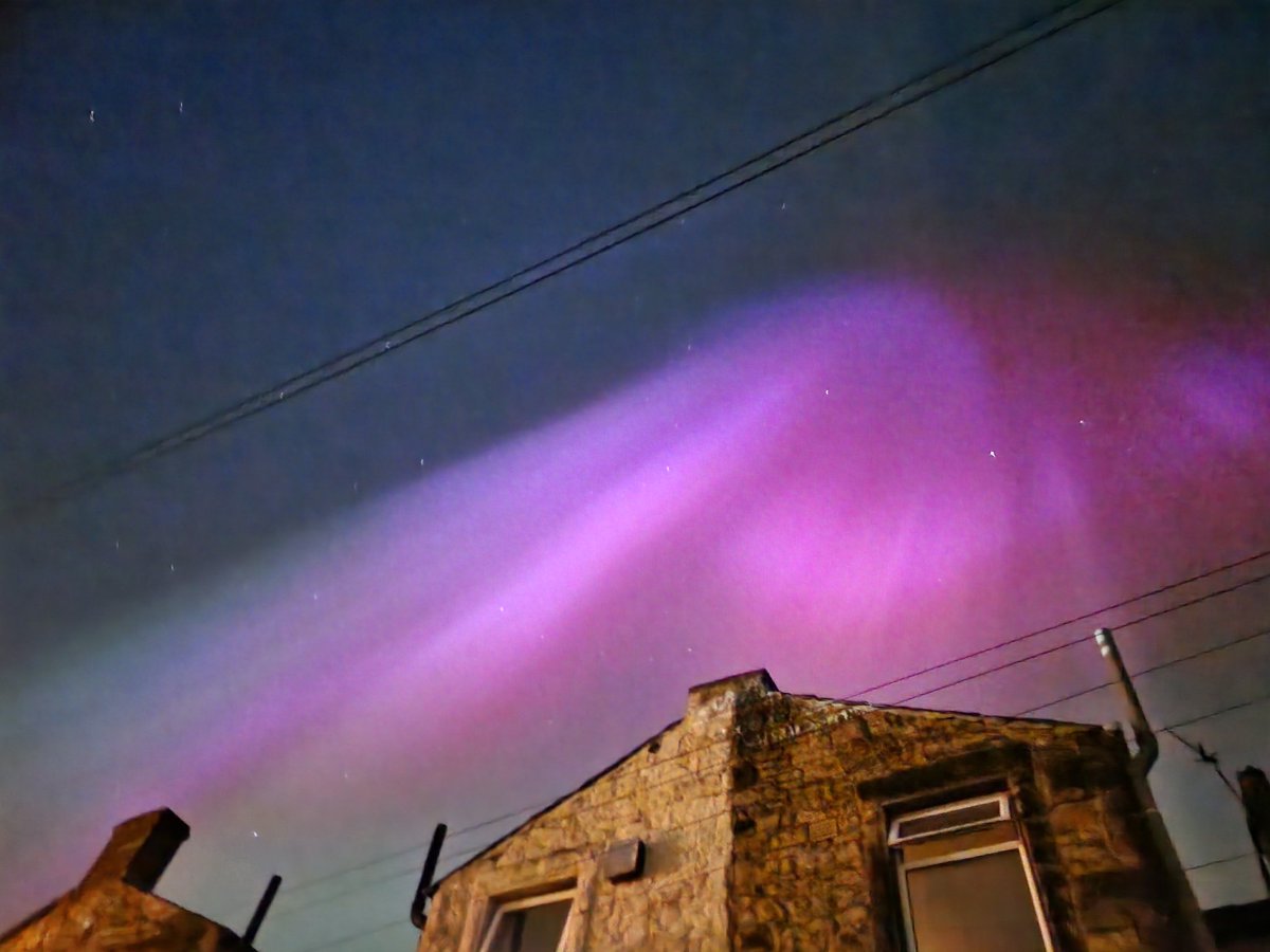 LukeBrandonUK's tweet photo. Absolutely incredible! I am so so happy to have seen the Northern Lights, from my own garden of all places! https://t.co/r3FA4GMtwQ