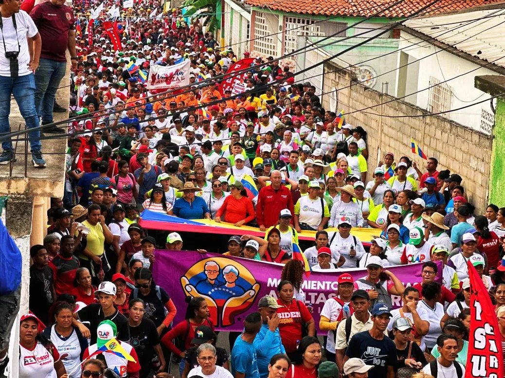 ¡La voz del pueblo se hace escuchar en Guayana! Hoy marchamos con fuerza y convicción para respaldar al nuestro, al presidente Nicolás Maduro y rechazar las sanciones. No hay apellido que valga, ni bloqueo que nos detenga ¡La esperanza está en la calle! #VenezuelaFestivalDeAmor