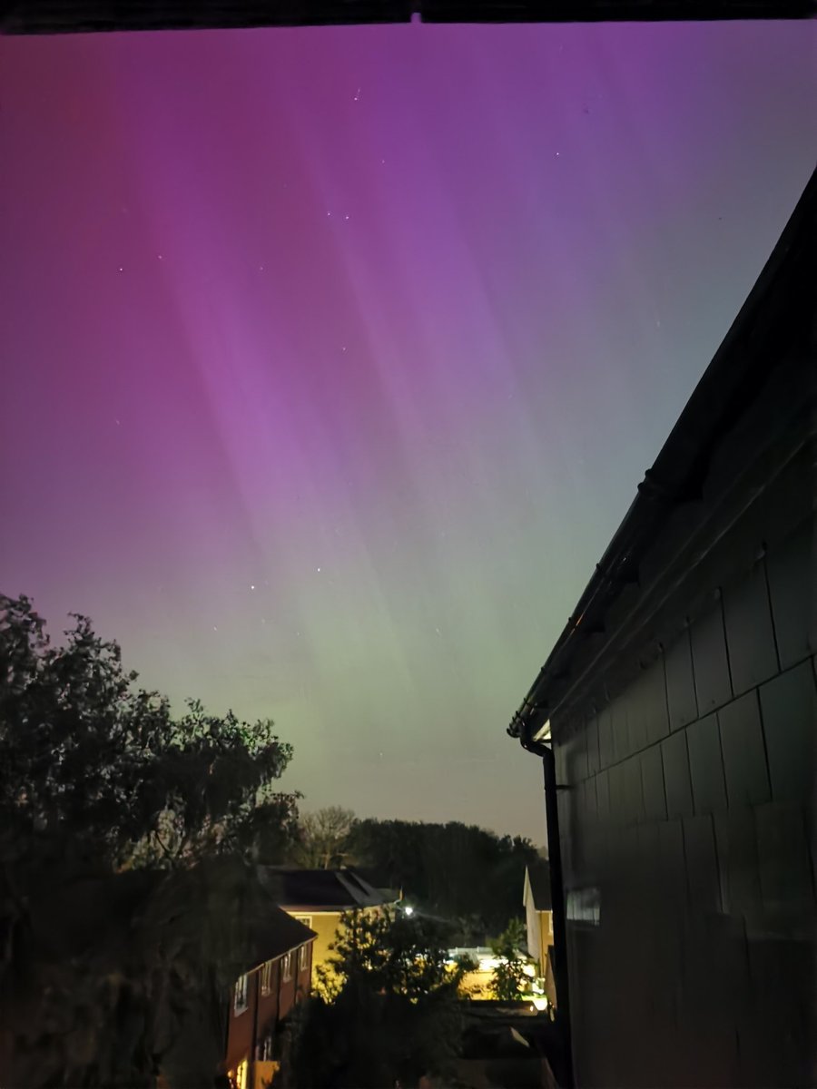 #Auroraborealis in Kent... Wow. If you are awake and reading this, Head outside and look up