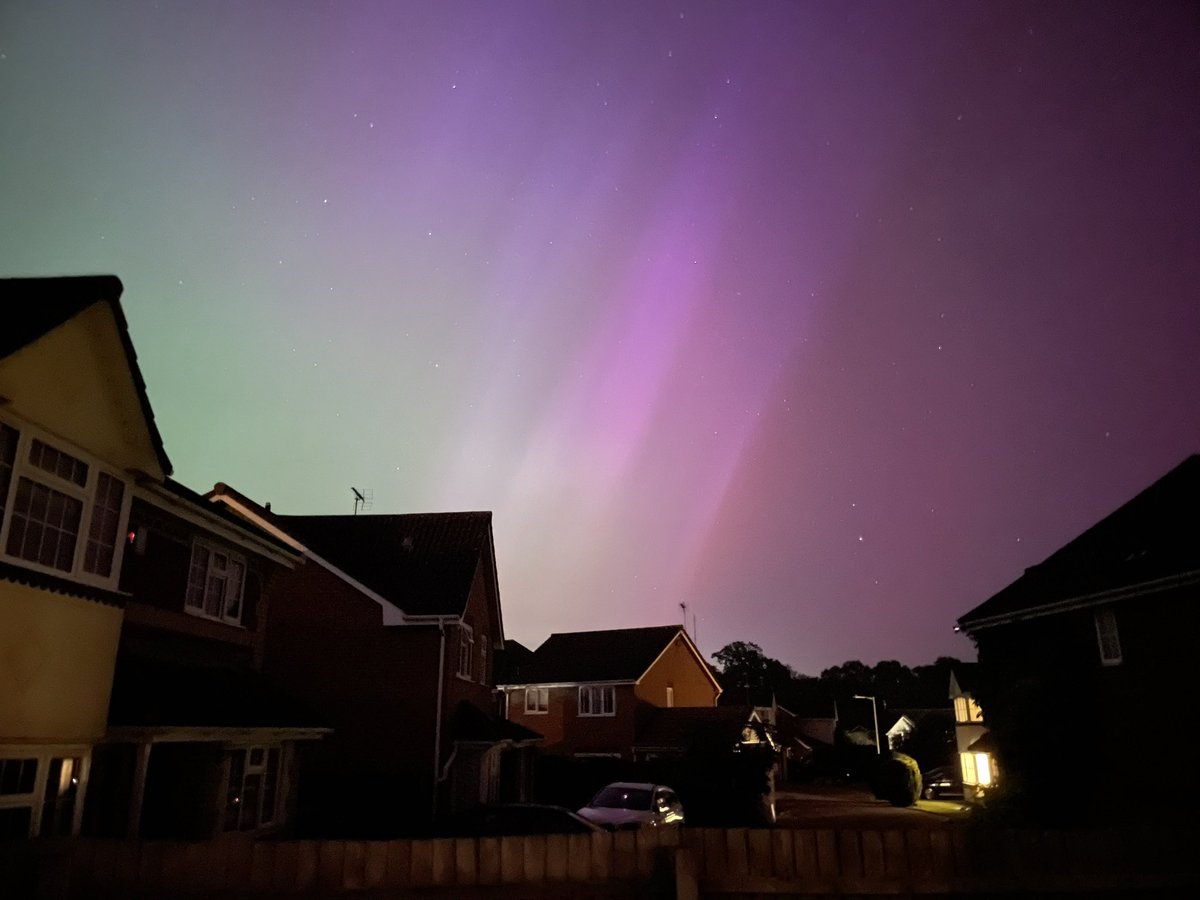 JPickover's tweet photo. Wow incredible #NorthernLights display in Rushmere St. Andrew, Ipswich, Suffolk right now. Get outside and have a look! https://t.co/CjZ0kMdFtk