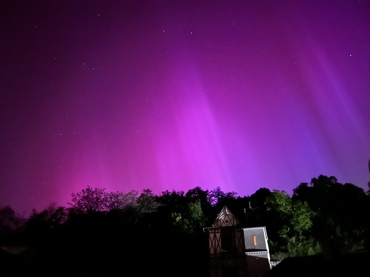 #auroreboreale au dessus des crêtes de #larocheguyon cette nuit.

#plusbeauxvillagesdefrance #igerslarocheguyon #pnrvexinfrançais #vexin #valdoise #valdoise_nature #auroresboreales