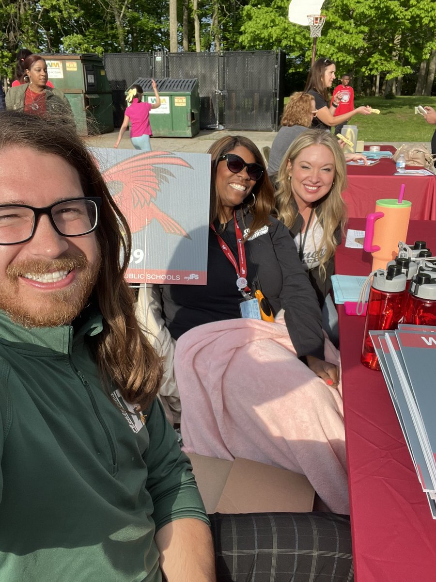 Things certainly are looking bright at @IPSMerleSidener’s Spring Fling! Love reppin’ my @harshman_ms gear and meeting future Red Hawks and Vikings! Shout out to the best @ipsschools welcoming crew @mrsrobbinsindy + @RDECarter87