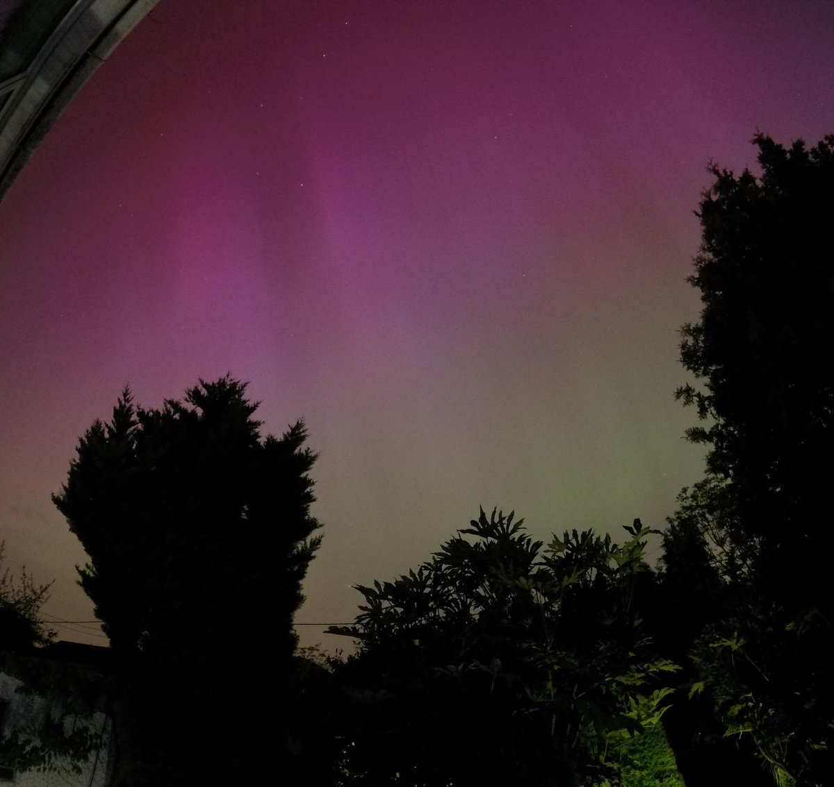 Gosh. Quite incredible scenes here in #NorthSomerset of this powerful geomagnetic storm & resultant #Auroraborealis. Here pictured from my garden, with #Gopro