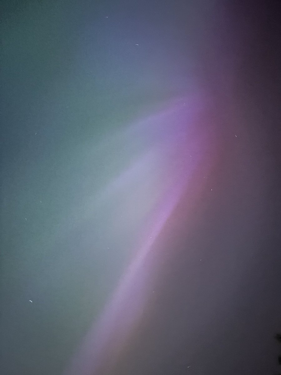 MummyofMaya's tweet photo. Northern Lights over Brum skies now #Auroraborealis https://t.co/BJaTIuCjCD