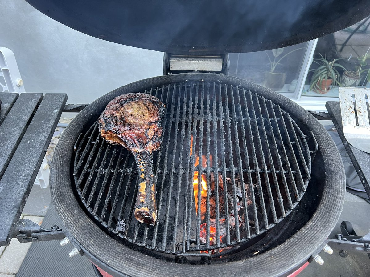 Quand on reçoit de la visite, on fait les choses en grand! Un Tomahawk sur un Kamado, une recette gagnante. Viande saisit des deux côtés dans la braise 2 min de chaque côté, et une bonne demi-heure de cuisson indirecte par la suite. Reposer un gros dix minutes et servir! 🤩