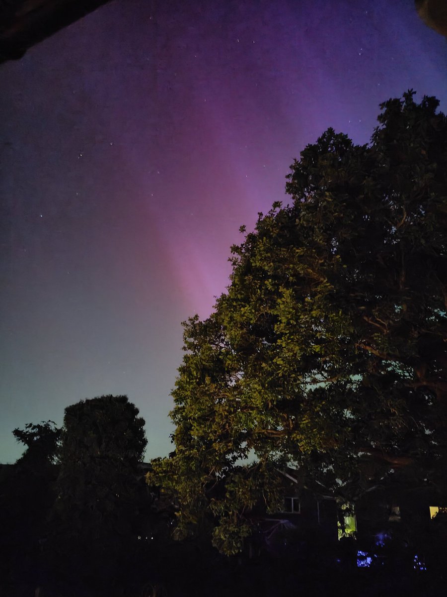 mummyfowler's tweet photo. Northern lights have made it to Bournemouth! @BBCRadioSolent @BBCSouthNews https://t.co/1ZLkTXYDxh