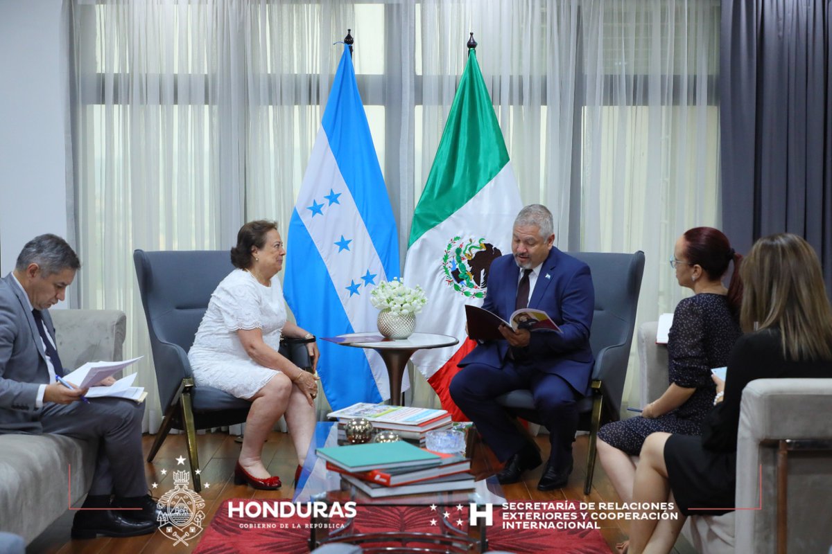 🇭🇳🤝🇲🇽| Para avanzar en la agenda bilateral, el Canciller @EnriqueReinaHN, se reunió con la Embajadora de México en Honduras, Martha Susana Peón Sánchez, a quien le agradeció por la reapertura de las fronteras aéreas, terrestres y marítimas para el ingreso del camarón hondureño.
