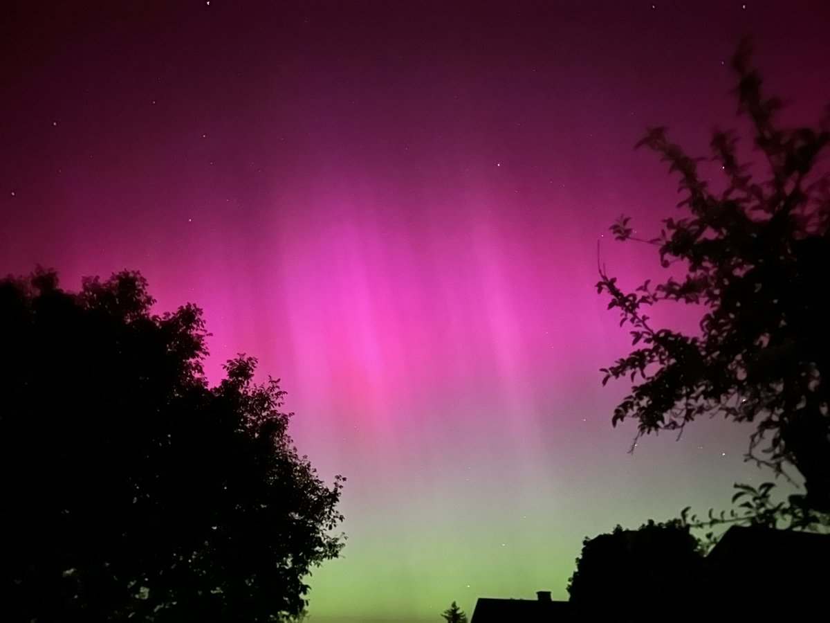 __PENNI__'s tweet photo. Can‘t get enough. 🤩😍
Northern Lights dancing all over the night sky in all this beautiful colors in Neulengbach, Lower Austria, Austria 🇦🇹 
#NorthernLights #aurora #auroraborealis #neulengbach #austria #nofilter #iPhone https://t.co/bW3SM0HHuG