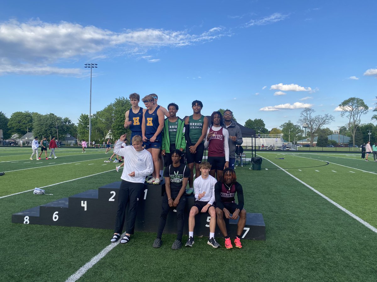 CavemenBTrack's tweet photo. 5th place at the #ShamrockInvite in the 4x200
Eryn Burton
Jacob Goeller
Erynce Burton
Sumareon Fowler
@cavemensports @SumareonF @goeller_jacob https://t.co/UA64YwMQr4