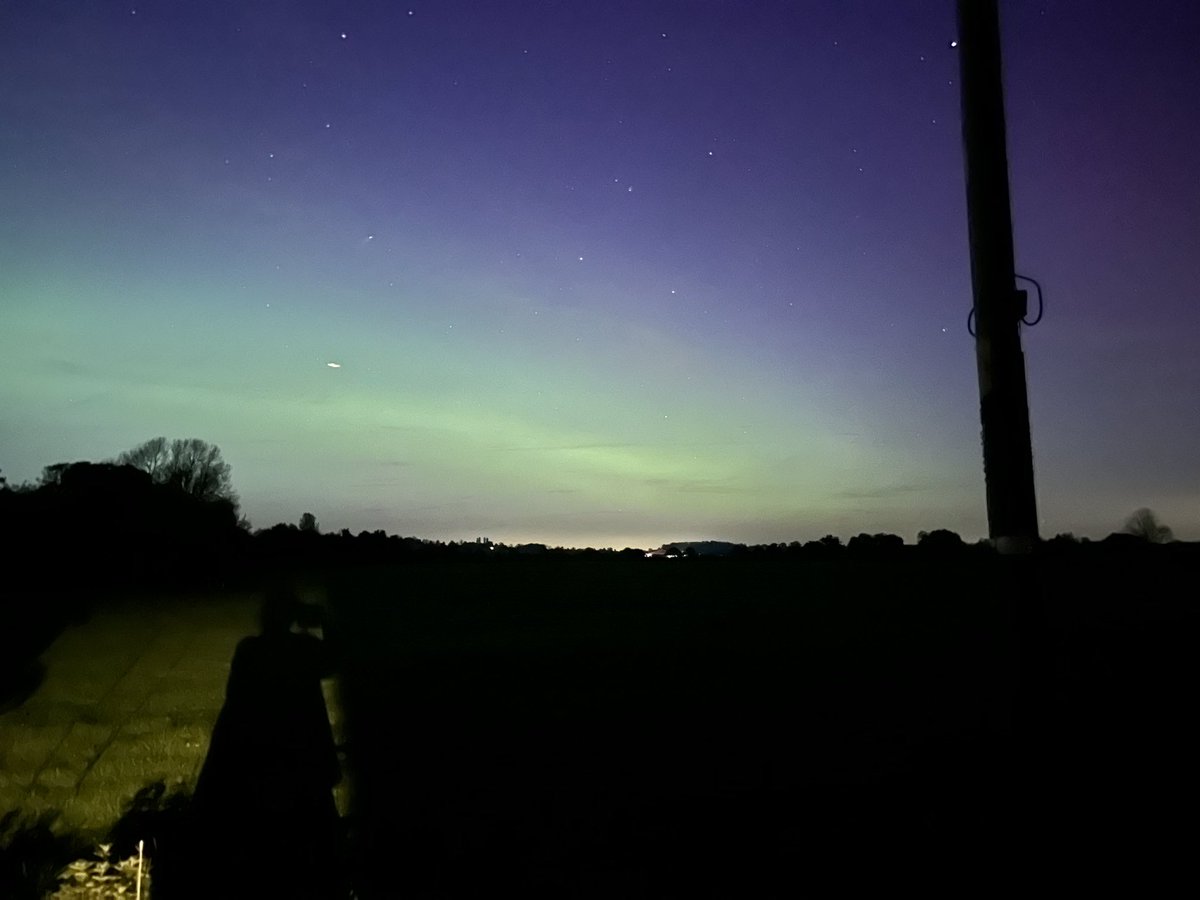 What an absolute treat in Buckinghamshire #aurora #NorthernLights
