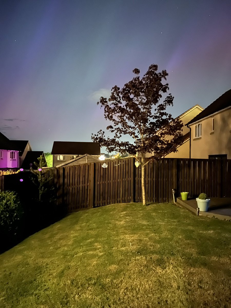 What a show Mother Nature is putting on tonight, aurora borealis right above my house! #winchburgh #westlothian #Auroraborealis #northernlights