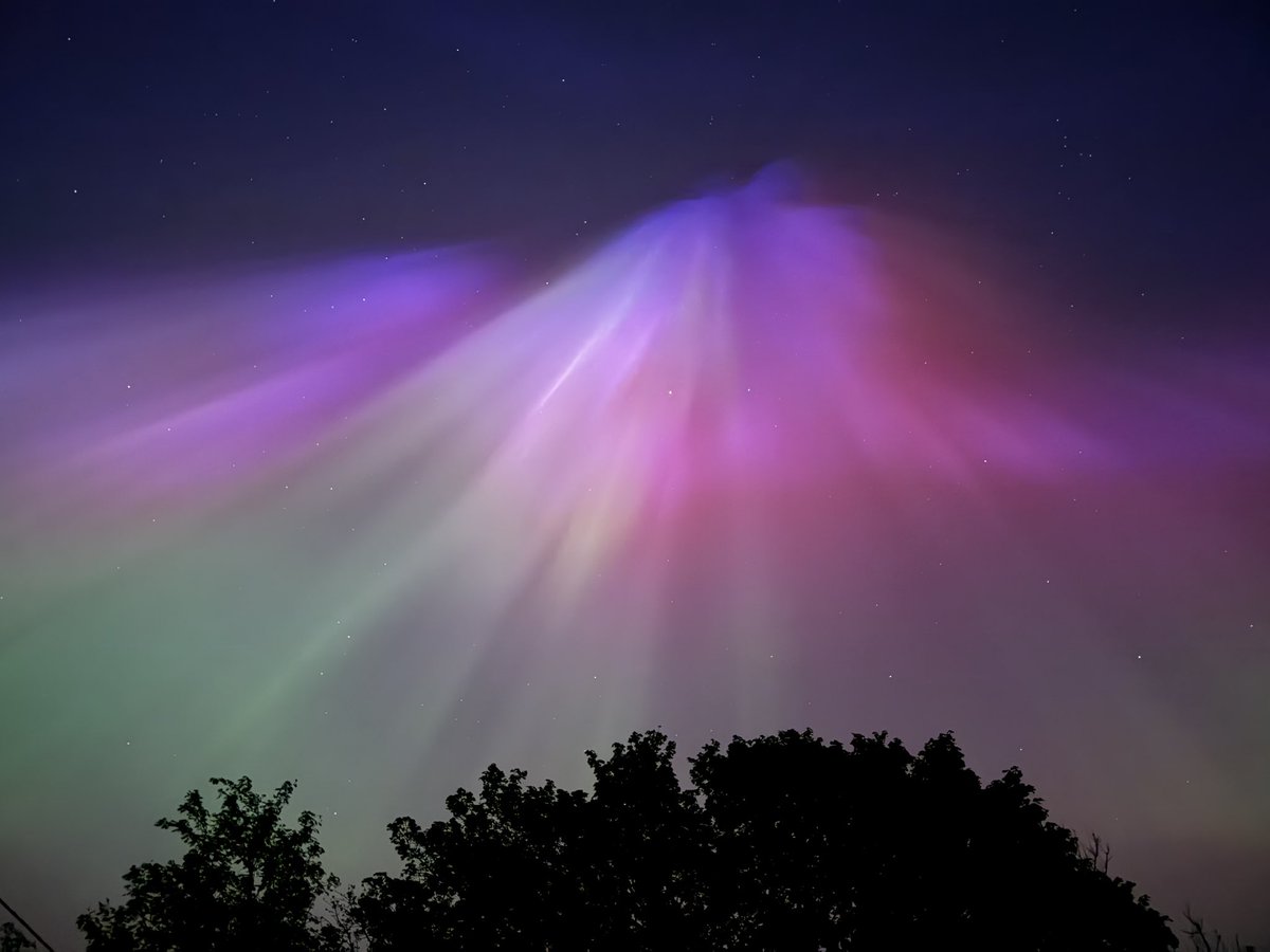 yorkshire_dales's tweet photo. The northern lights putting on an incredible show in the Yorkshire Dales tonight.

📸 Mark Sadler | #YorkshireDales #NorthernLights https://t.co/p2Lk4179Tc