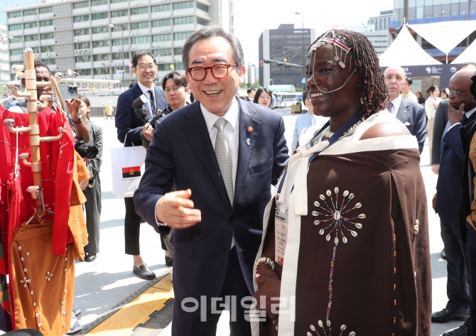 H.E @Amb_EmmyKipsoi  with the Korean Minister of Foreign Affairs, Cho Tae-Yul, when he visited the Kenya Embassy Booth during the opening ceremony of the Africa Culture Festival.

#KoreaAfricaSummit #AfricaCultureFestival