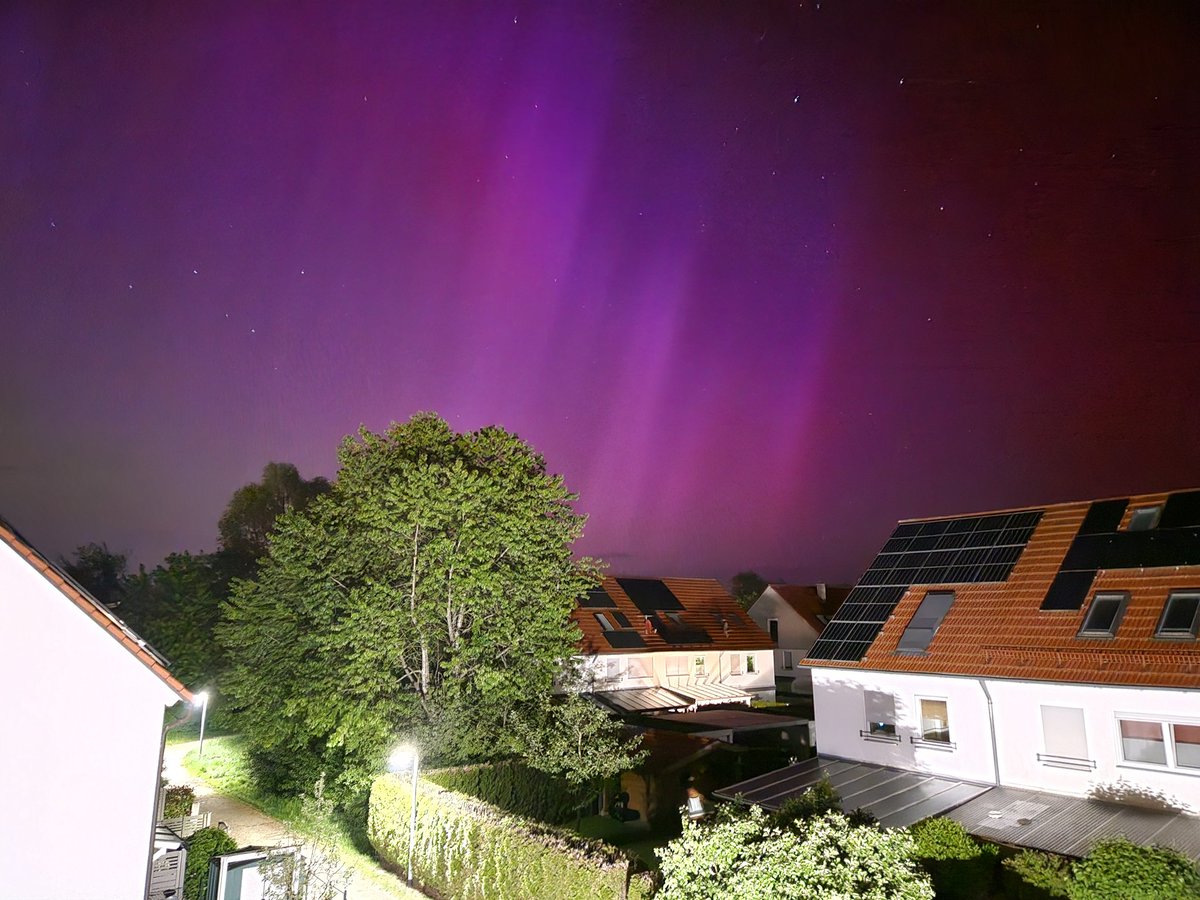 Spontan auf Twitter gelesen dass man Polarlichter sehen kann. Ausblick aus meinem Wohnzimmer 🥹