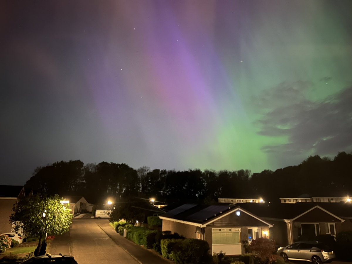 Well that was unexpected in little old Dalgety Bay! Phenomenal sight #Auroraborealis #NorthernLights #Dunfermline