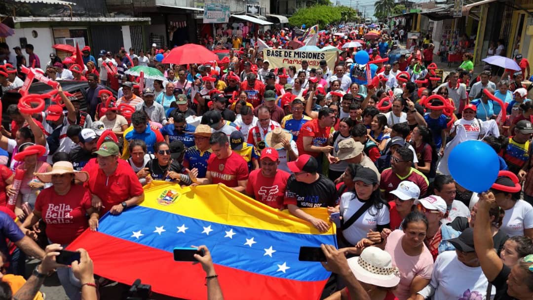 ¡Tremenda Movilización! Saludo a mi gente de El Vigía, en la parroquia Pulido Méndez en el estado Mérida. Estuve pendiente de tan colorida actividad, vamos a vencer el bloqueo criminal y a la censura, difundiendo esas hermosas imágenes y videos. Compártanlas por sus grupos de