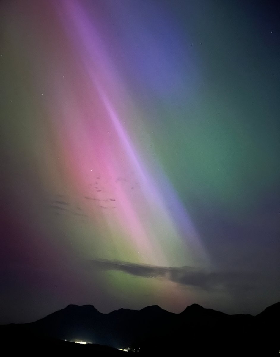 solar storm #aurora over #Eryri #Snowdonia
 ...a fitting finale for the #Moelwyns project! 

[pic 23:30]  

remydean.blogspot.com/p/moelwyns.html