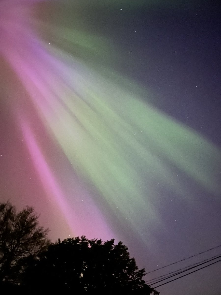 Absolutely amazing, the very first time I have seen the #NorthernLights and right outside my front door 🩷💚 #Bakewell #aurora #Derbyshire