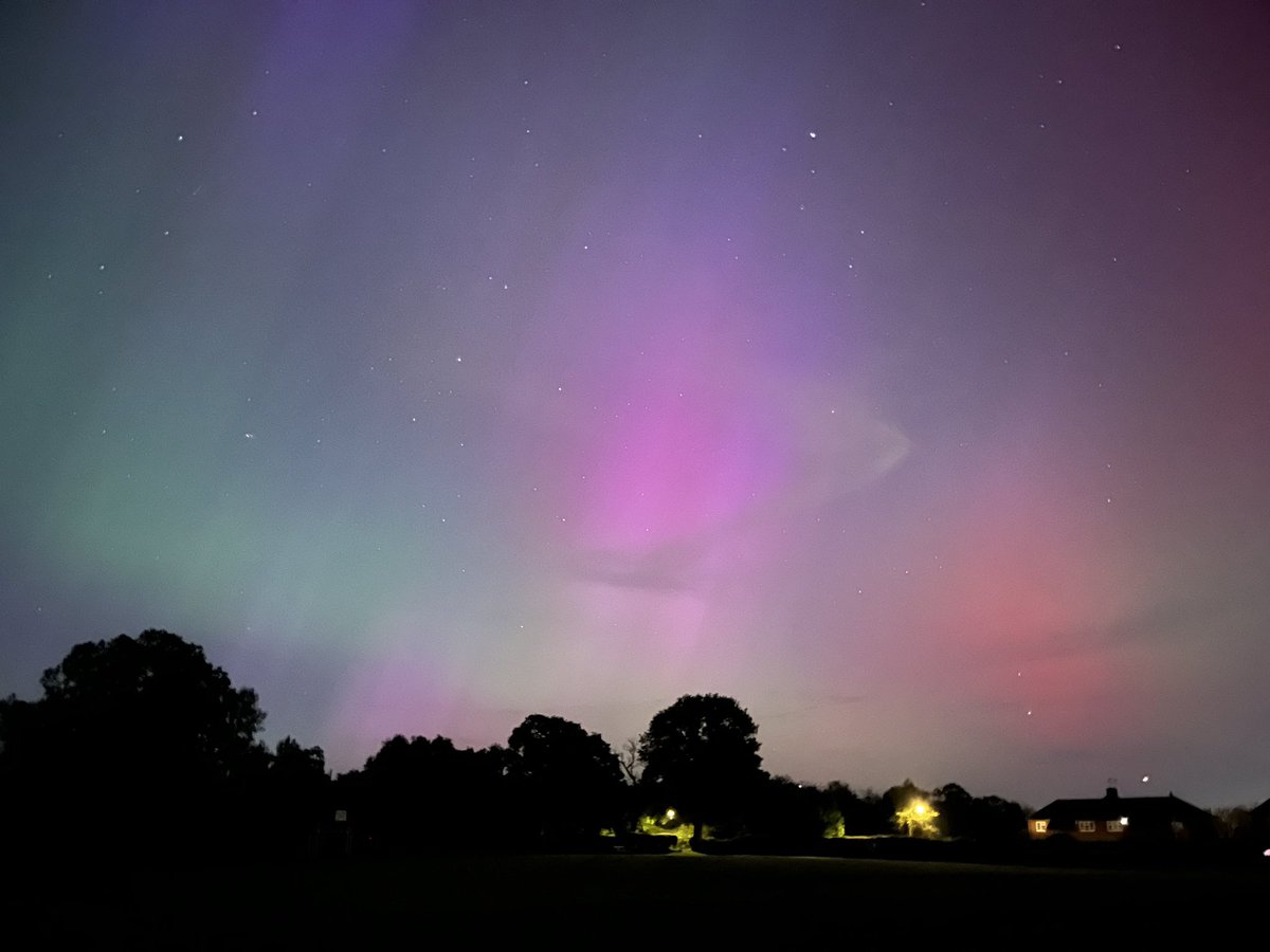s0lly's tweet photo. #aurora https://t.co/kd60B5yh87