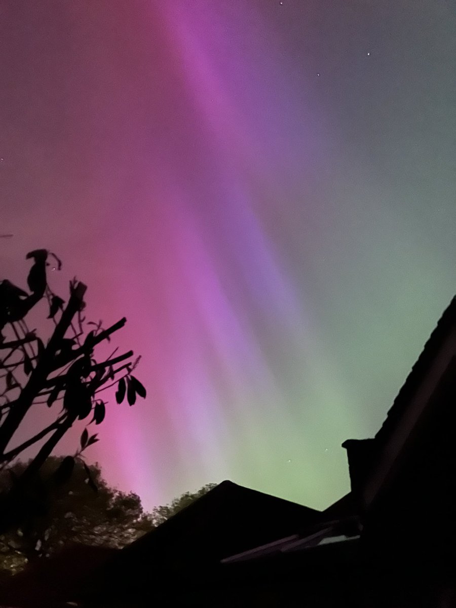 Went to Iceland didn’t see #NorthernLights there, instead saw them in my back garden. Who would’ve thought I’d see this in Stanmore?? 

#solarstorm #NorthernLights #Auroraborealis