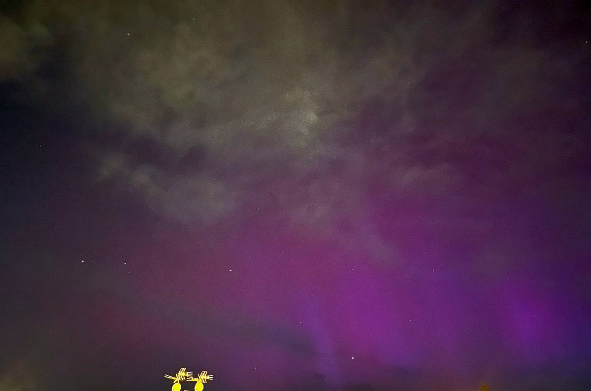 Me cuesta dormir hoy con este extraordinario espectáculo de colores morados y rosados en los cielos de la sierra de #Guadarrama, en #Madrid. Auroras boreales en pleno centro peninsular. Quién lo diría. ¡Buenas noches!