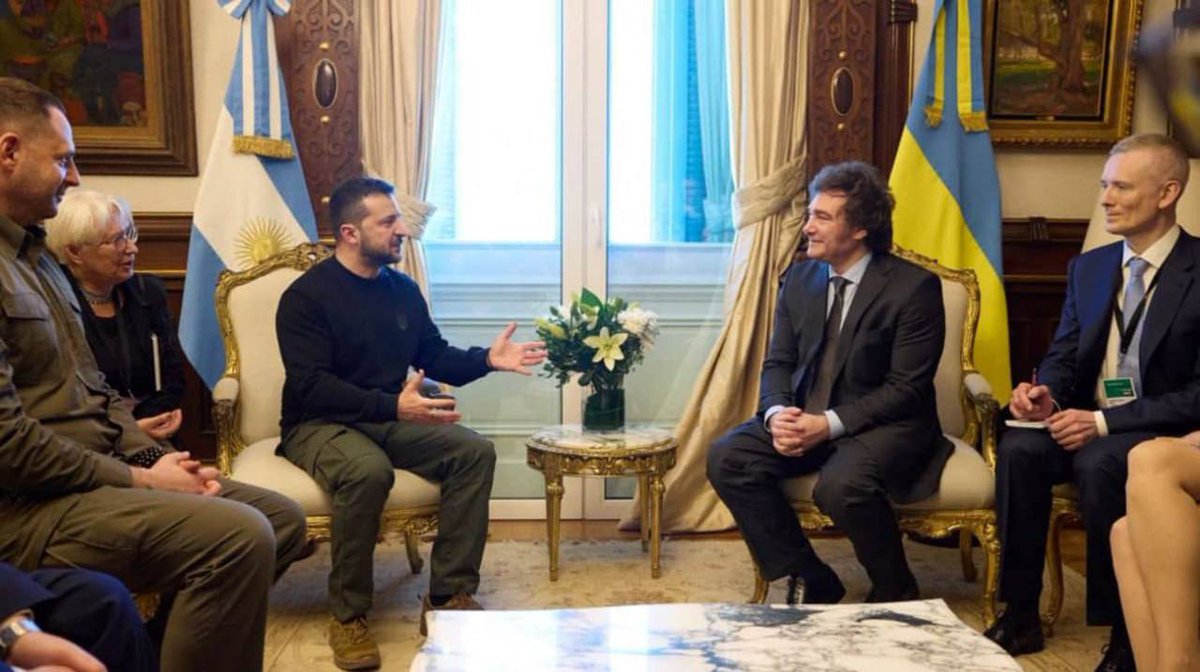 🇦🇷 Zelensky, Arjantin Devlet Başkanı'nı barış zirvesine bizzat davet etti Ancak Ukrayna cumhurbaşkanı, Arjantin liderinin daveti kabul edip etmediğini söylemedi. Cumhurbaşkanları ikili ilişkileri de ele aldı. Zelensky'ye göre Ukrayna onların gelişimiyle ilgileniyor.