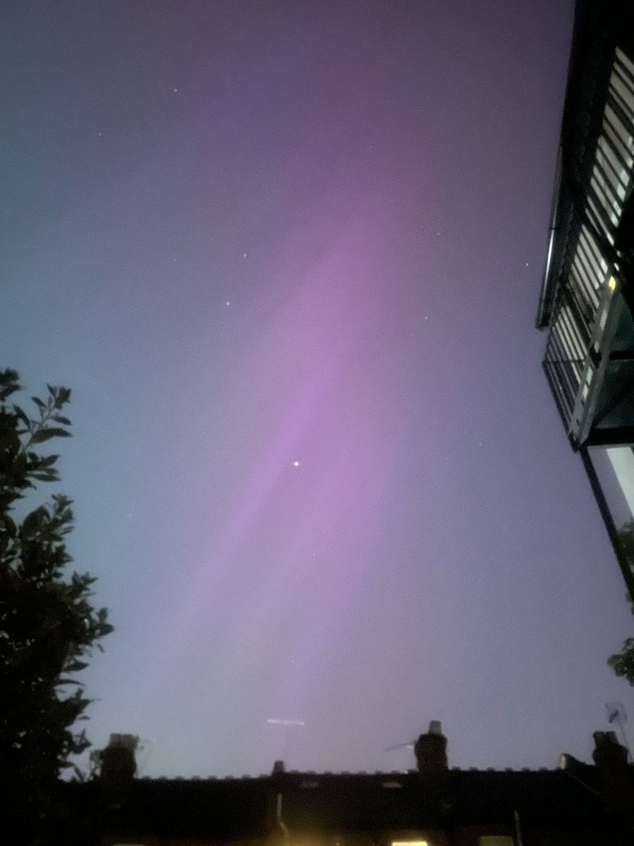 Pictures of everybodies #aurora experience is the best, most wholesome thing I’ve seen on Twitter in a long time. Everybody just coming together to appreciate nature. I have broken camera & in North London but caught a glimpse & it was magic.