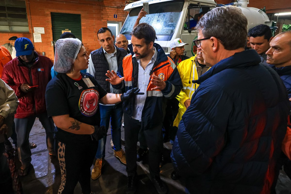 EduardoLeite_'s tweet image. Visitei hoje um dos maiores abrigos de Porto Alegre, que está funcionando no Centro Vida Humanístico, espaço da FGTAS.  Fui verificar quais são as necessidades e cobrar da nossa equipe os instrumentos para trazer esse e outros abrigos para uma condição de mais dignidade,…
