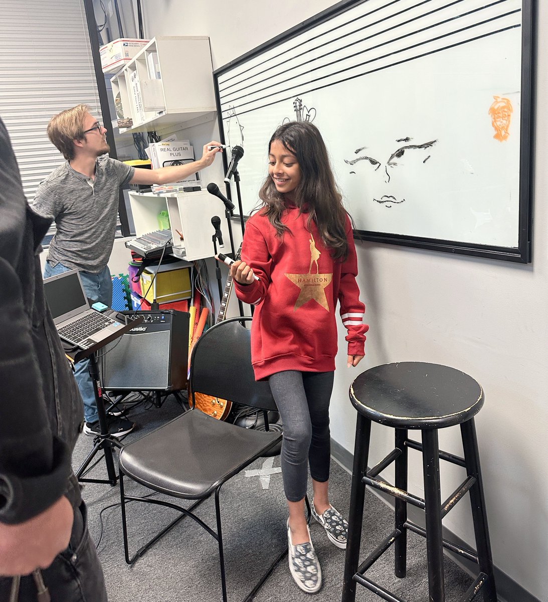 Unleashing creativity AND mastering strings! 🎨🎸 A few of our talented guitar students add a splash of artistry to the classroom whiteboards! buff.ly/3lo1vaG #musiceducation #guitarlessons #guitarclasses #musichousekc #musicschool