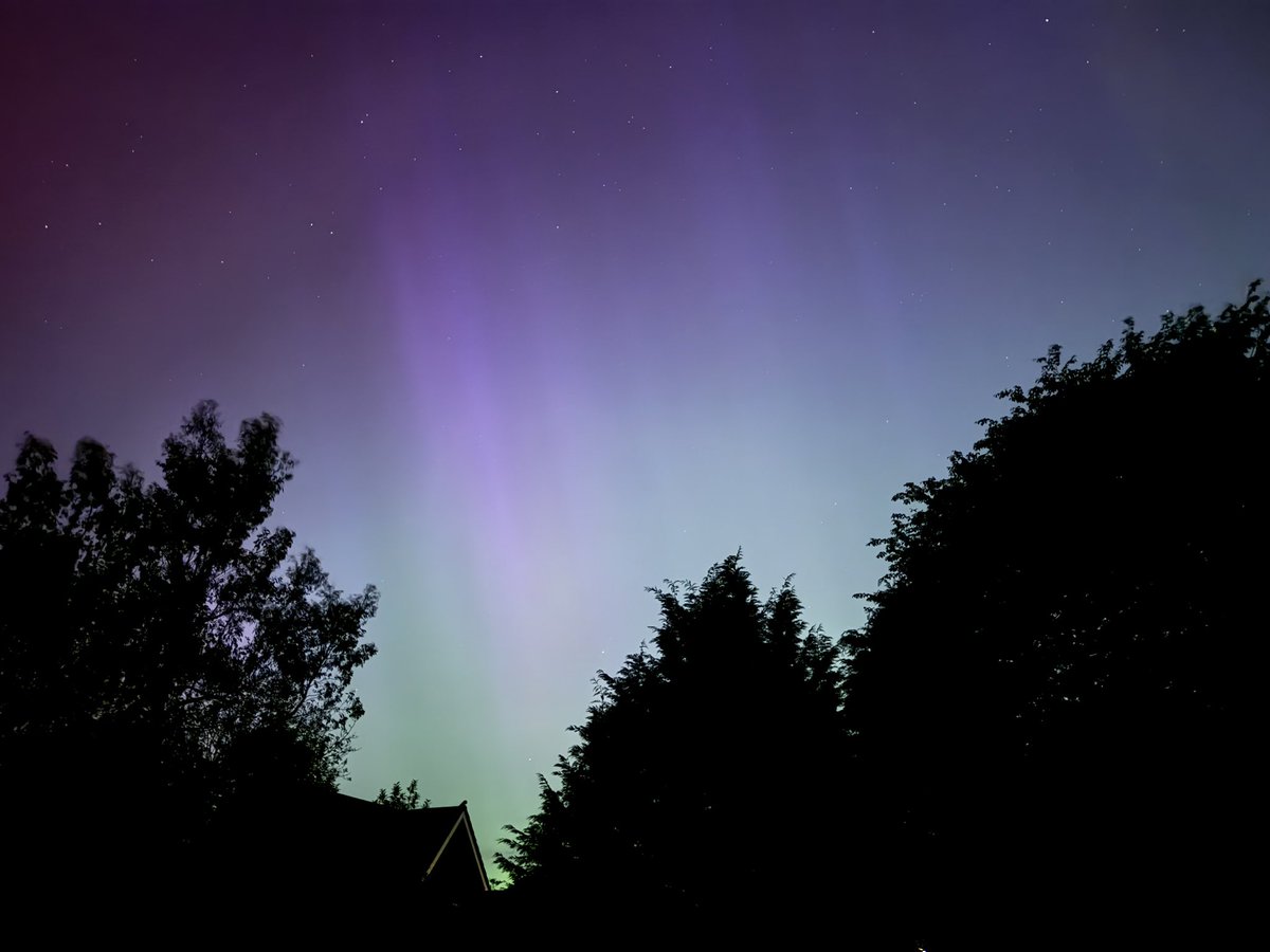 Absolutely insane. We are 15 miles due south of London!  #aurora