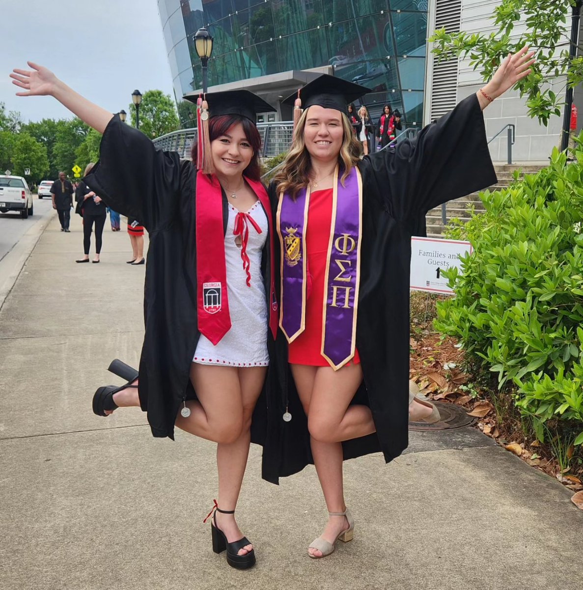 Mrs_Robison4KCS's tweet image. Double the graduation fun with our twin #ugagrads. So proud of you Alex and Tori!