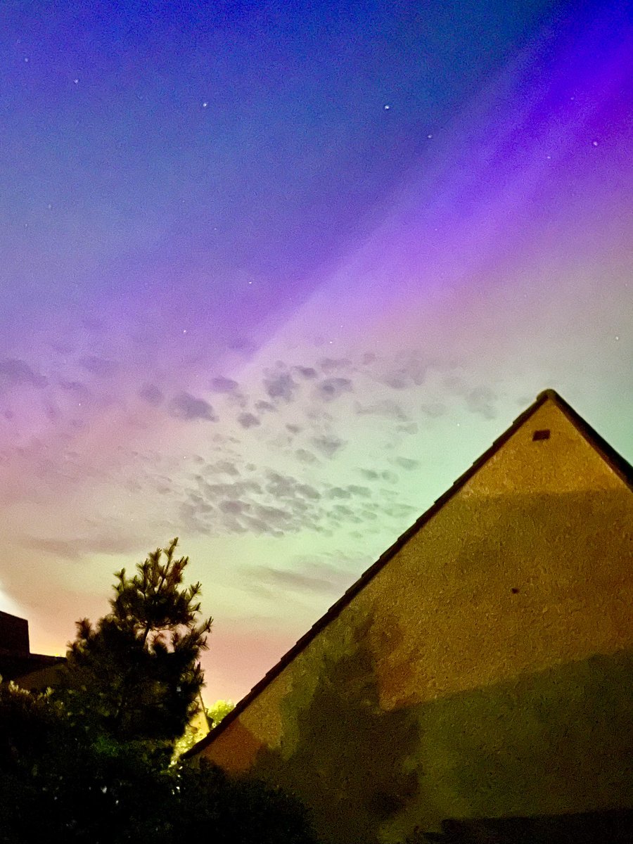 TrackieW's tweet photo. There’s something you don’t see everyday in Bangor-sur-Mer! 

#Auroraborealis https://t.co/XJxpP9Ap3k