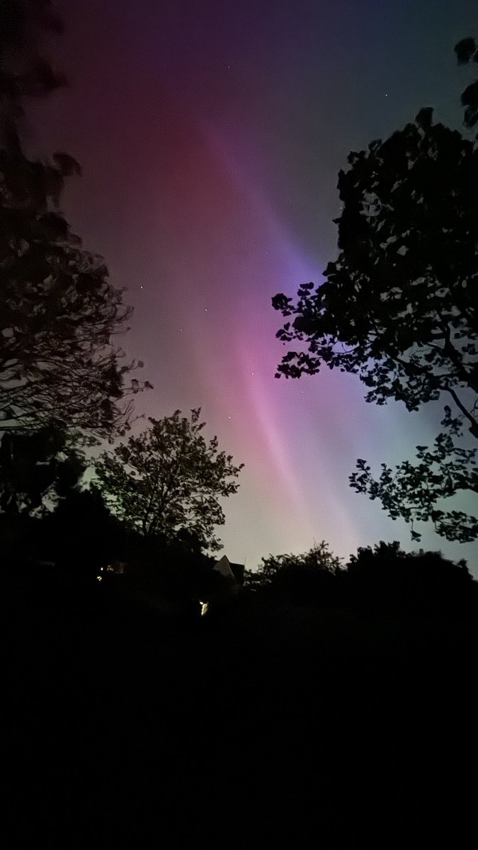 Heard a top tip from @lizzieweather on @BBCNews tonight and thought I’d give it a go… turns out if you look at the sky through your phone camera, it reveals far more! #solarstorm #NorthernLights #Auroraborealis #Nottinghamshire