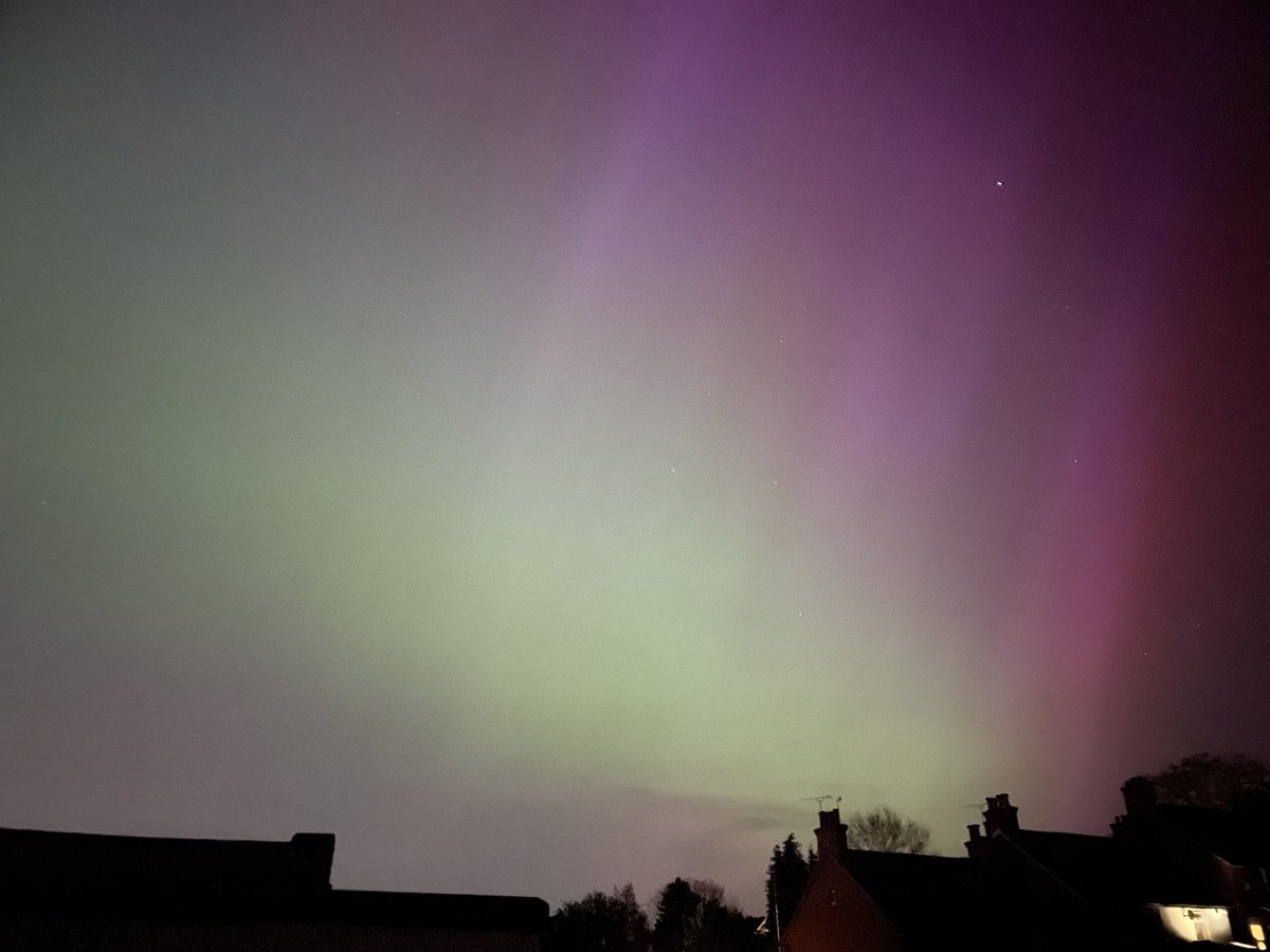 #NorthernLights #Auroraborealis in #Surrey right now. Amazing! <a href="/bbcweather/">BBC Weather</a> <a href="/itvweather/">ITV Weather</a>
