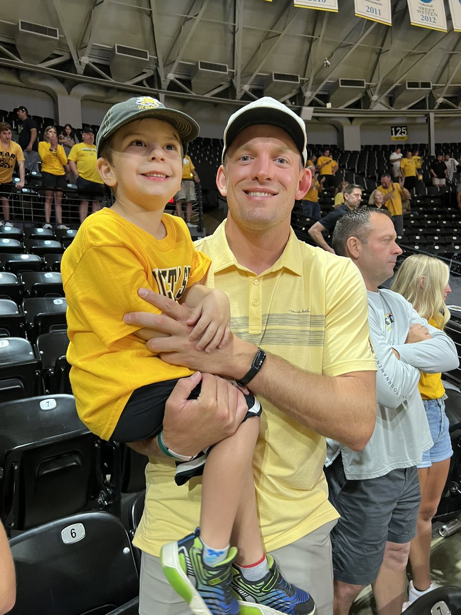 JasonAult16's tweet photo. My guy @RonBaker31 is a freaking rockstar in Wichita but has never let that go to his head. Always gracious with his time and kind to my family when we see him. He is also good about returning my texts.
Bake isnโt just a good one. He is a GREAT DUDE!
#ShockerFamily ๐กโซ๏ธ๐๐พ https://t.co/lQJBDLURMo