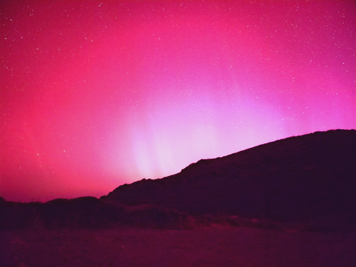 Aurore boréale exceptionnelle ce soir en Corse. Un véritable rêve. Très heureux d'avoir pu permettre à certain d'entre vous d'y assister ou d'avoir pu vous en informer à temps ❤️❤️❤️
N'hésitez pas à partager vos images. #ajaccio #corse #auroresboreales #Astronomie