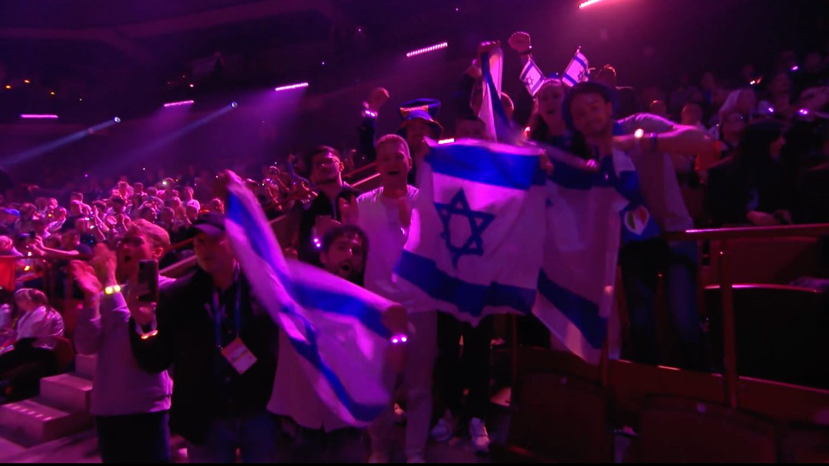 Det er gjort forbudt til en vulgær europæisk sangkonkurrence at medbringe flag fra en undertrykt nation, men symbolet på et folkedrab hilses hjerteligt velkommen. 
Har Vestens værdier spillet helt fallit?
#dkpol #dkmedier #Eurovision #GazaGenocide