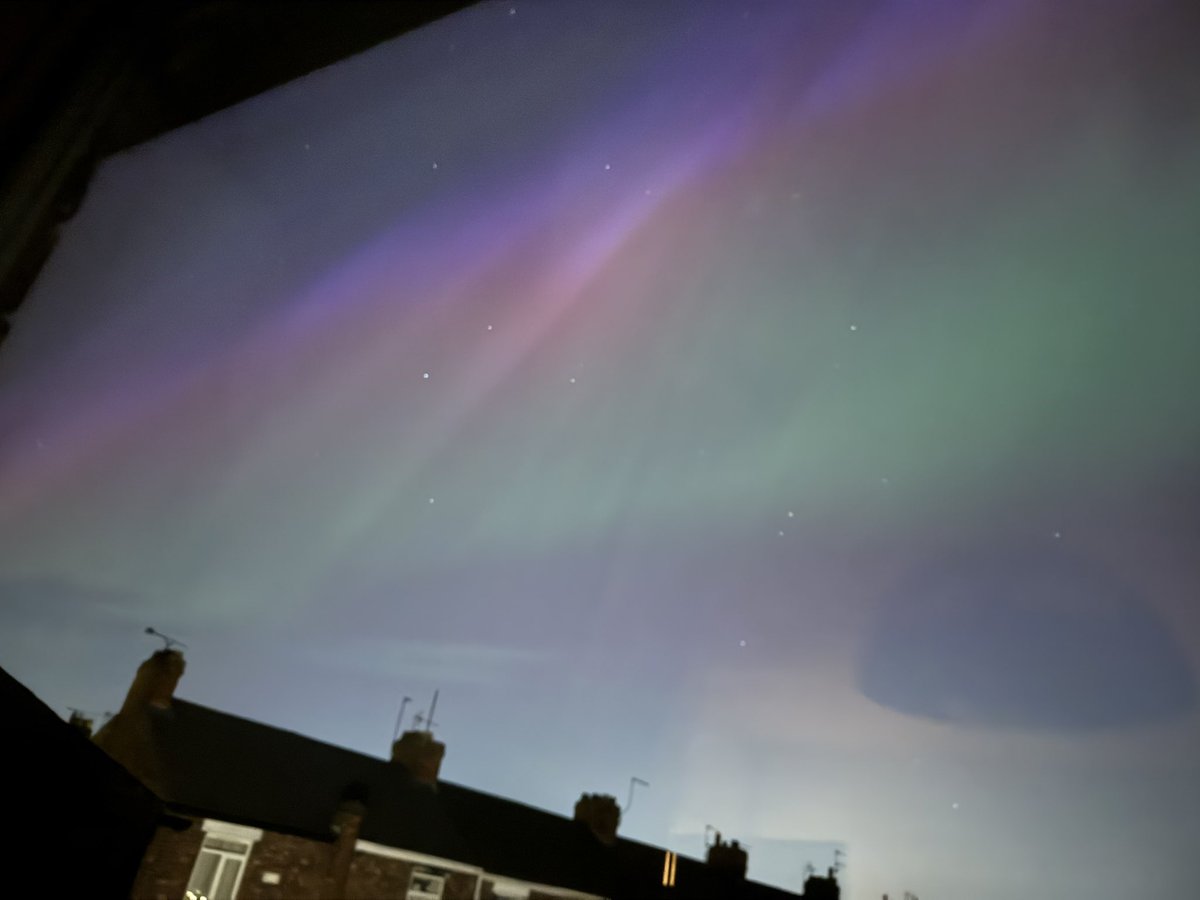 View out my back garden in #eastyorkshire looking absolutely beautiful #aurora #NorthernLights