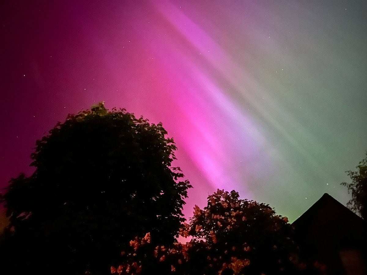 It didn’t disappoint did it! What a spectacle over suburbia! #Auroraborealis #leightonbuzzard