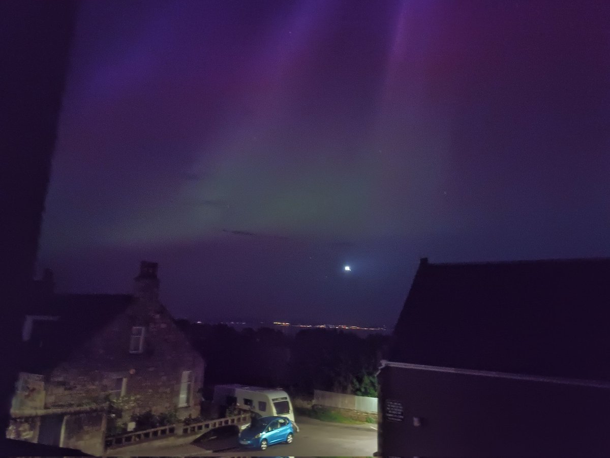 Looking south(!) from Kirkcaldy 15 mins ago. Incredible light show 🧐