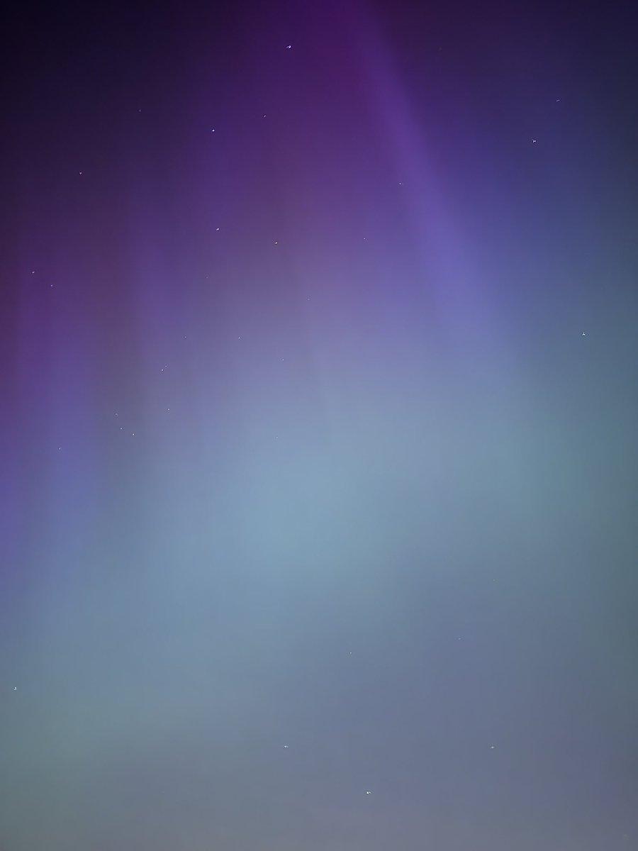 MikeM67's tweet image. Aurora visible with the naked eye over Blackheath, London, just now. #aurora