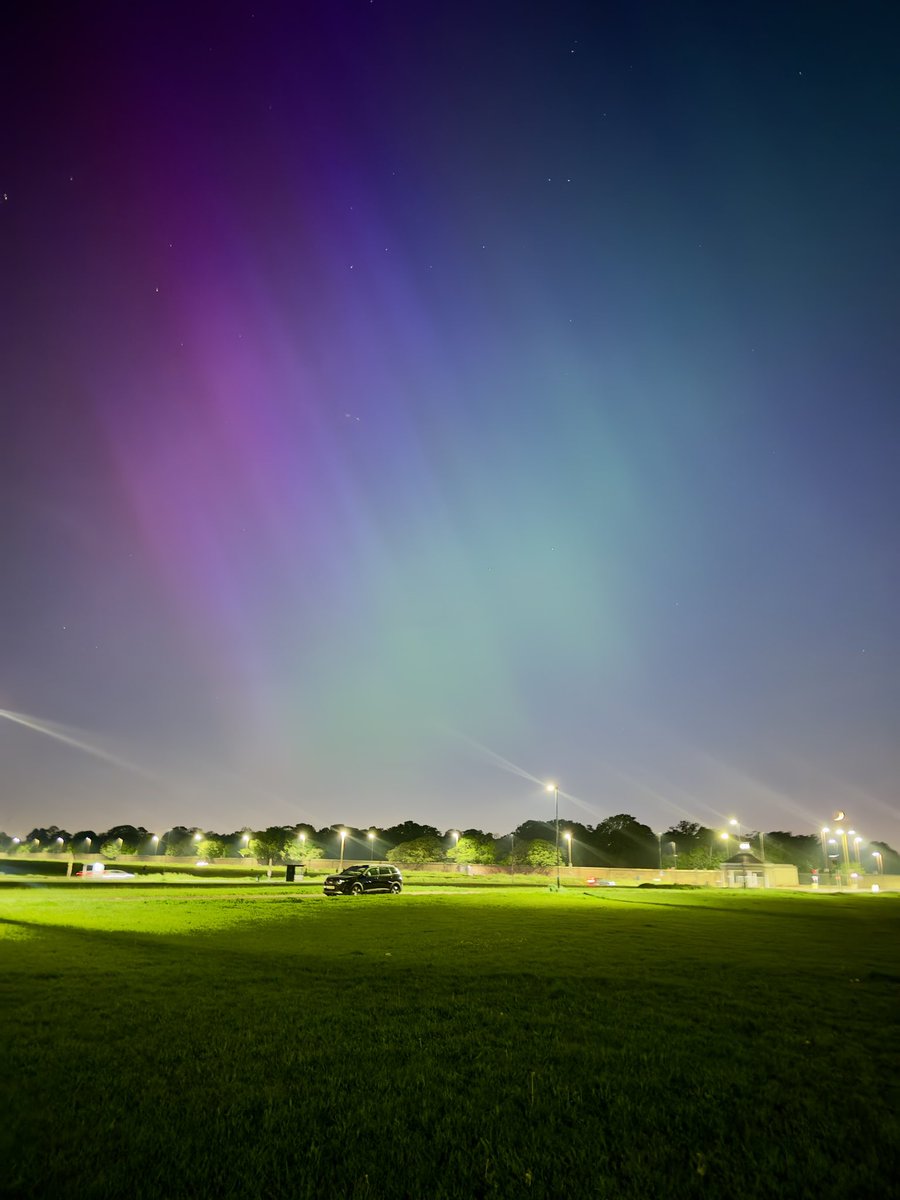 MikeM67's tweet image. Aurora visible with the naked eye over Blackheath, London, just now. #aurora