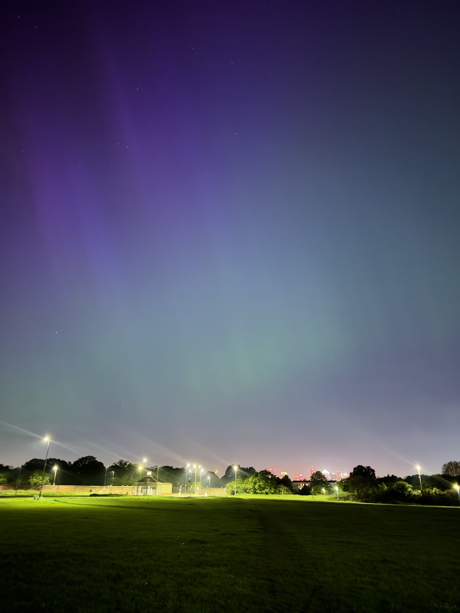 MikeM67's tweet image. Aurora visible with the naked eye over Blackheath, London, just now. #aurora