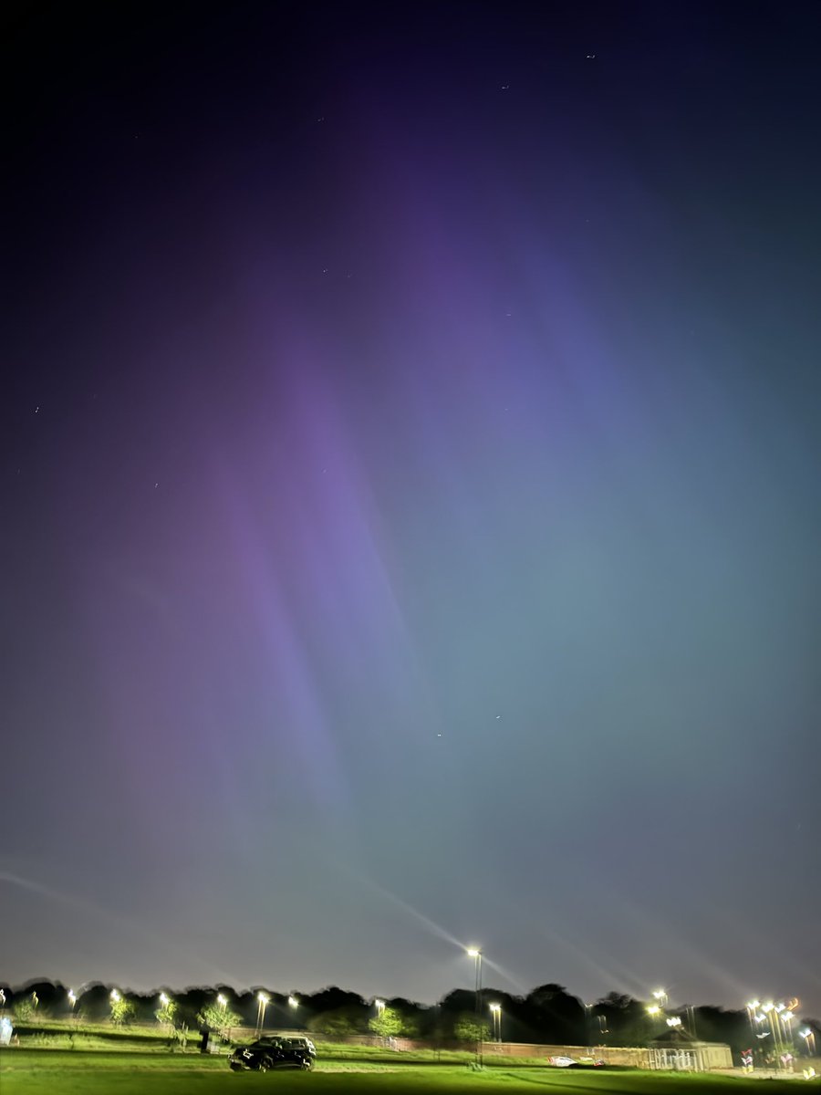 MikeM67's tweet image. Aurora visible with the naked eye over Blackheath, London, just now. #aurora