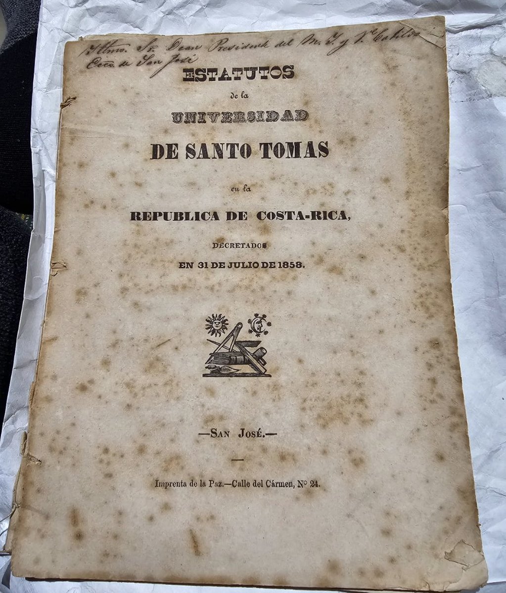 MASalazarR's tweet photo. Reglamentos de la universidad de Santo Tomás, el grabado de la portada llevo a plantear sobre la influencia de la Masonería https://t.co/Lpydmd4ZdN